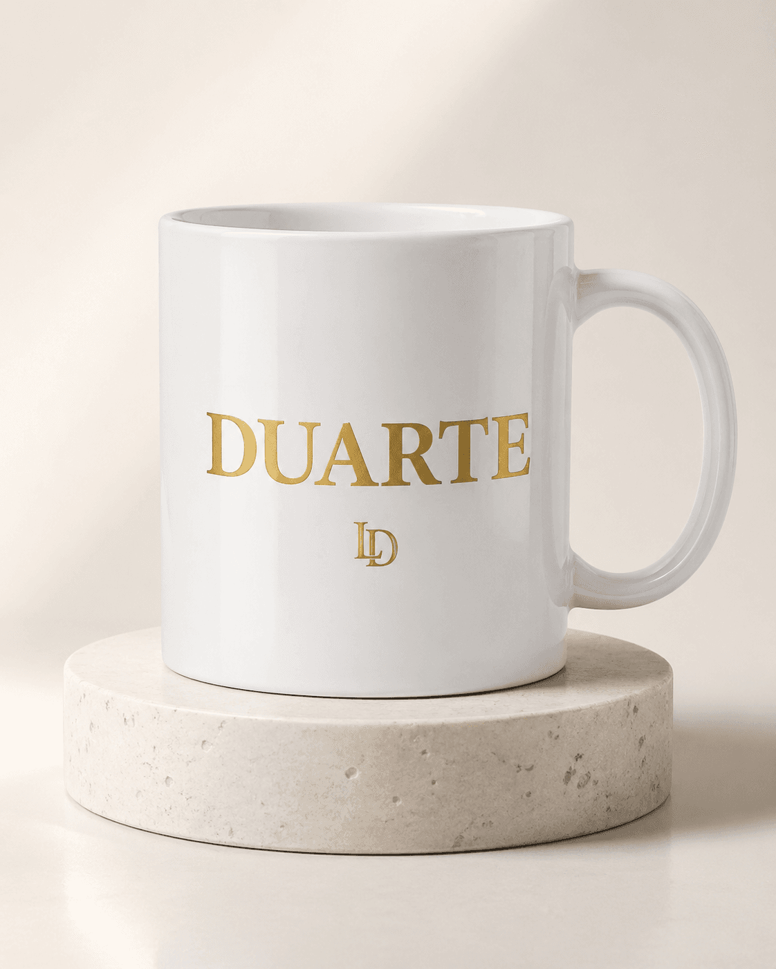 Taza Leo Duarte Music blanca con logo dorado